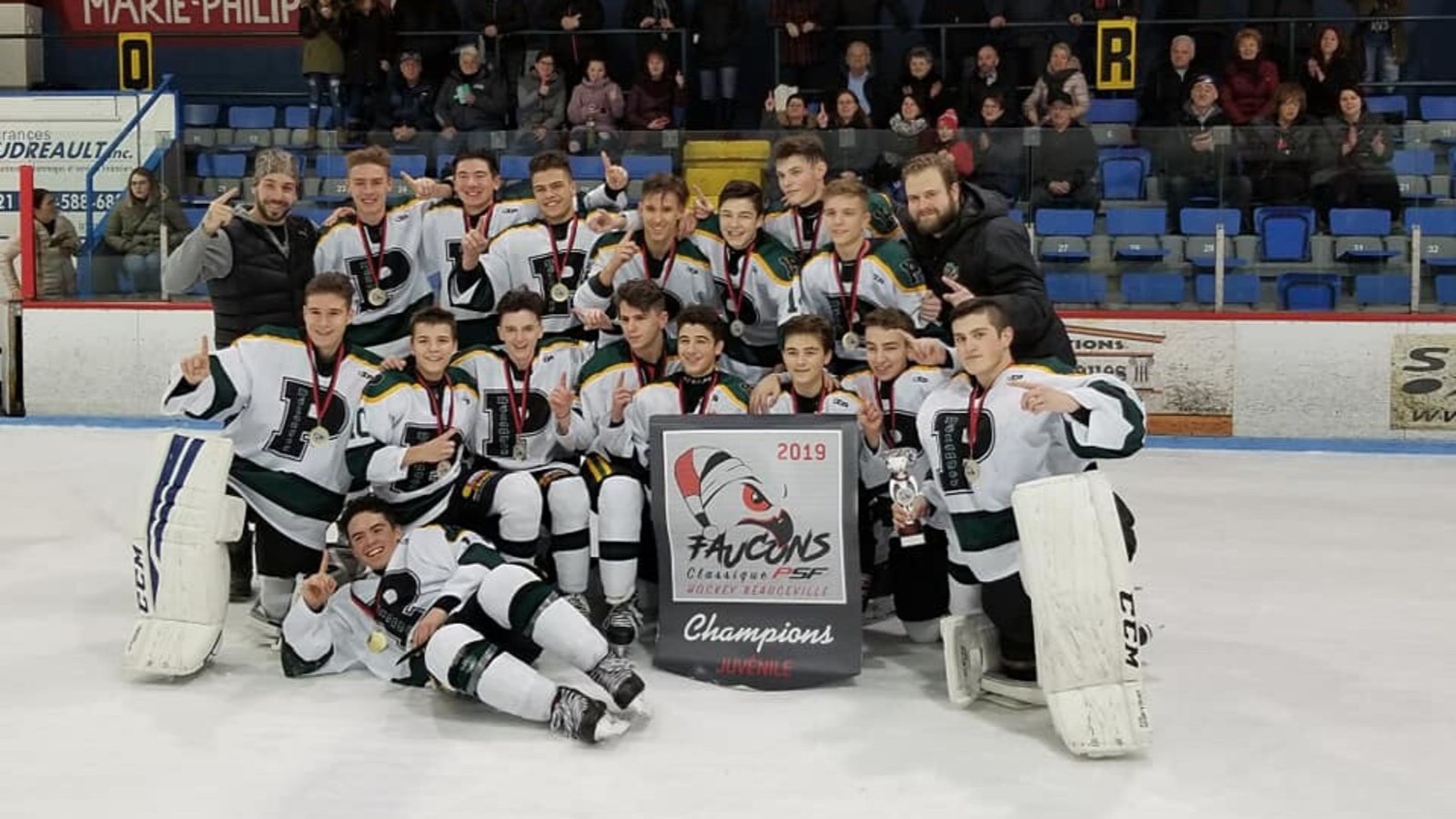 Les équipes de hockey de la Polyvalente Bélanger se démarquent à Beauceville
