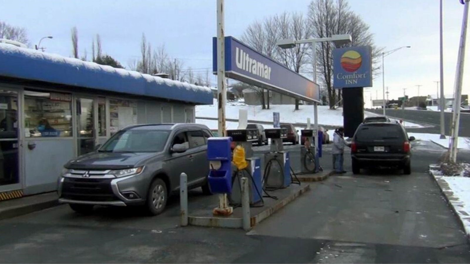 Normand DeLessard présente des souvenirs du petit poste à essence