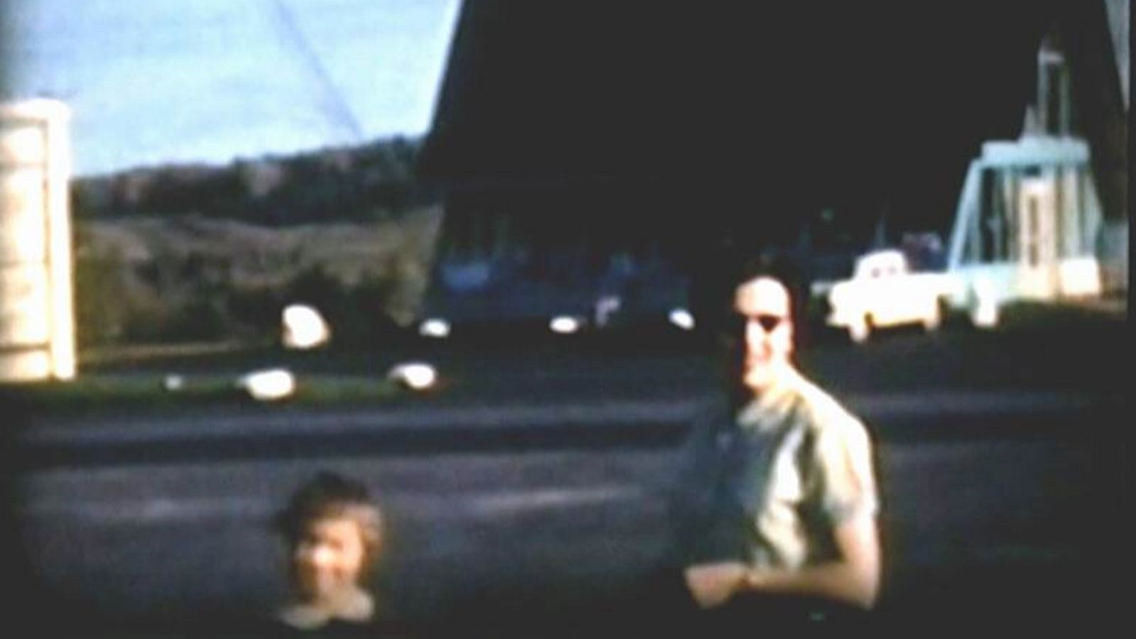 Normand DeLessard présente l'extérieur de l'auberge Benedict-Arnold en 1960