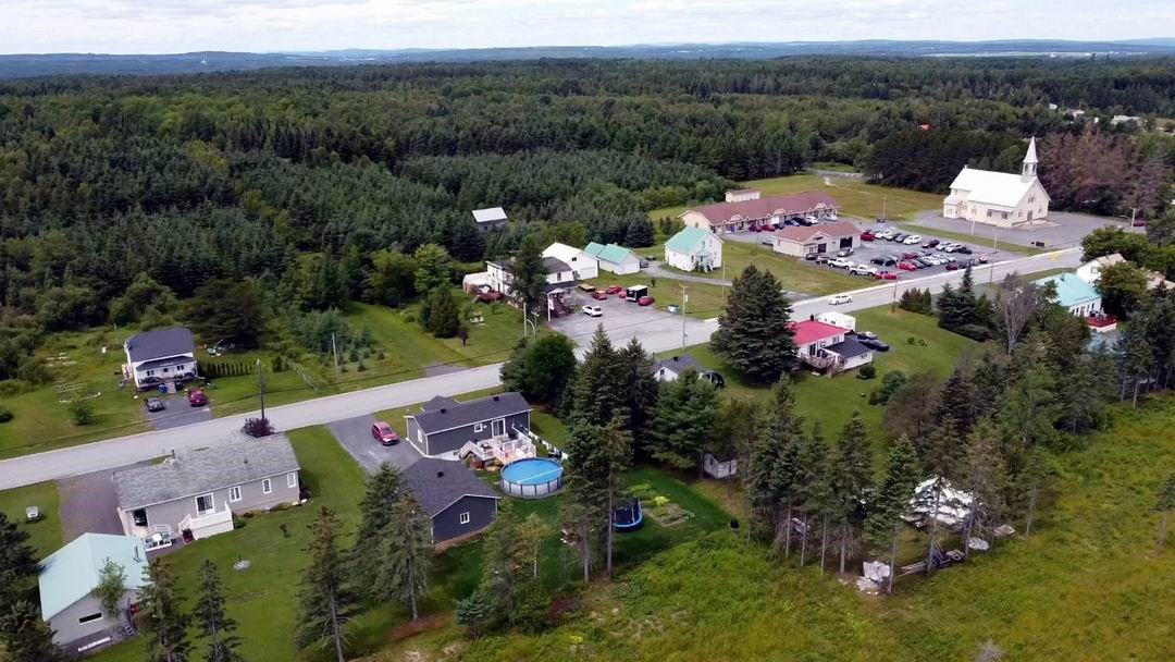 Normand DeLessard présente une vue aérienne de Saint-René 