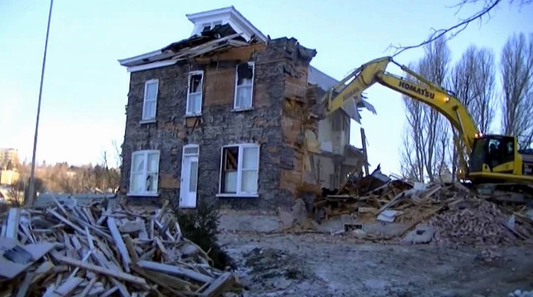 Normand DeLessard présente des souvenirs de la démolition de la maison Lacroix de Saint-Georges