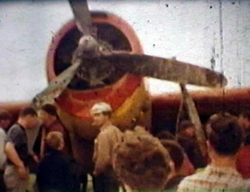 Normand DeLessard présente la visite d'un avion à la Guadeloupe en 1960