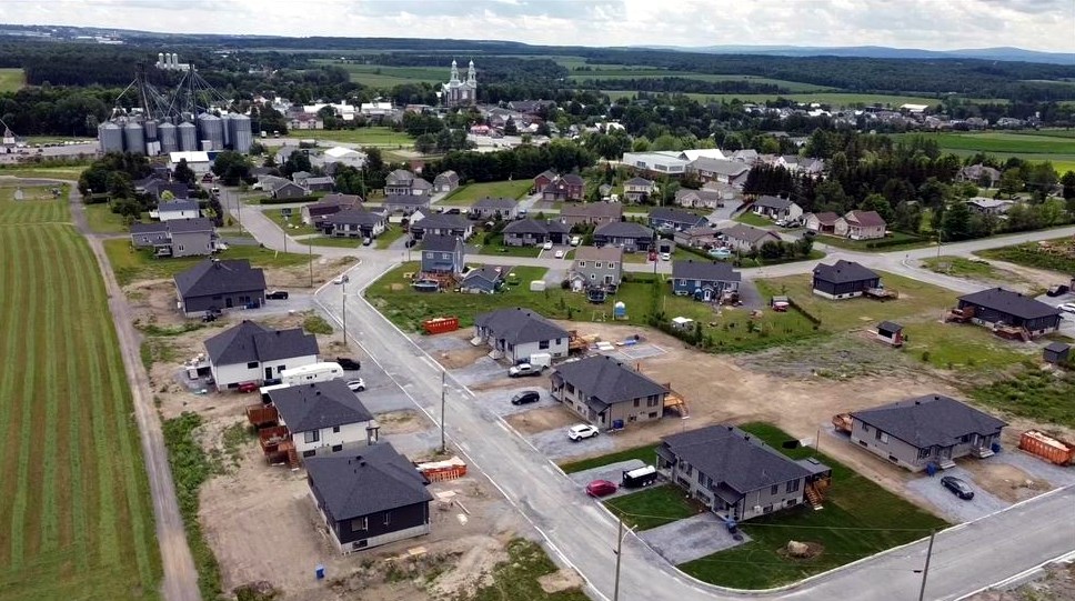 Normand DeLessard présente une vue aérienne de Sainte-Hénédine