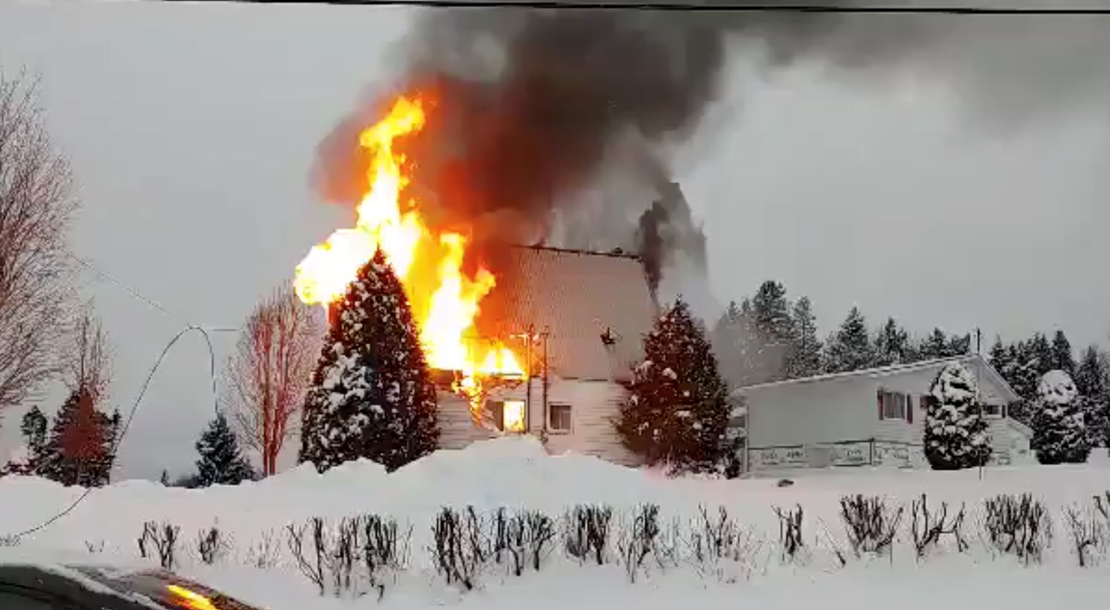 Images vidéos de l'incendie d'un chalet à Saint-Rose-de-Watford