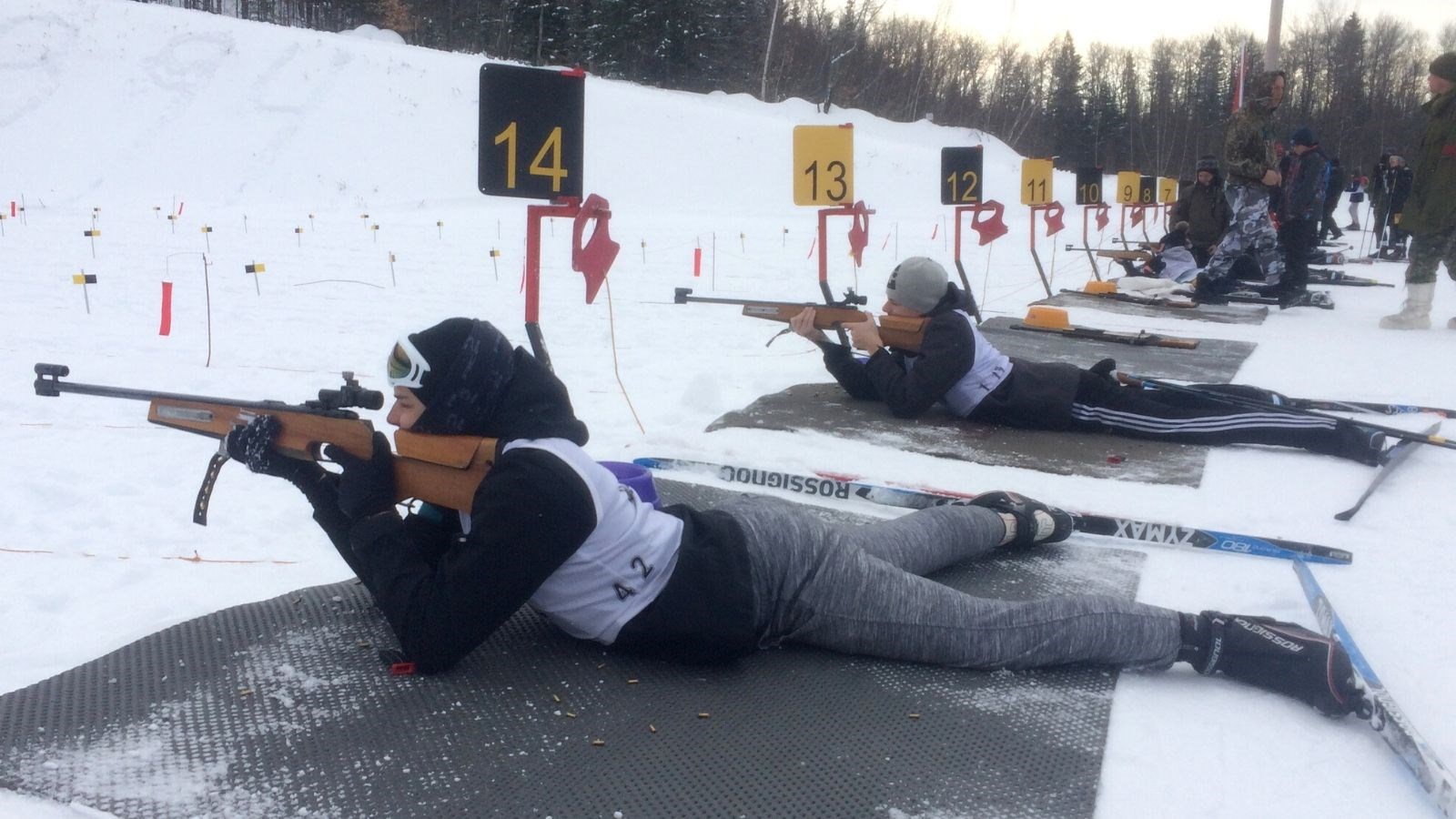 Plusieurs biathloniens grimpent les marches du podium