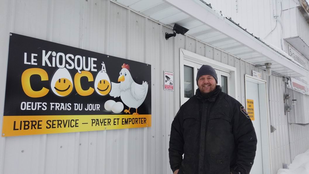 Normand DeLessard présente le kiosque à Coco