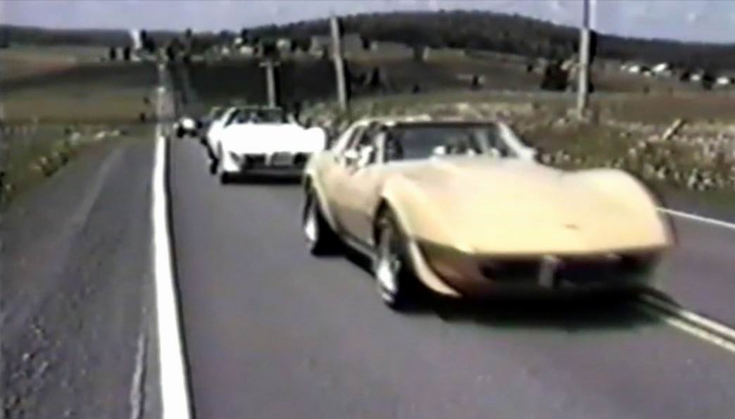 Normand DeLessard présente la parade d'autos en 1985 à Saint-Victor