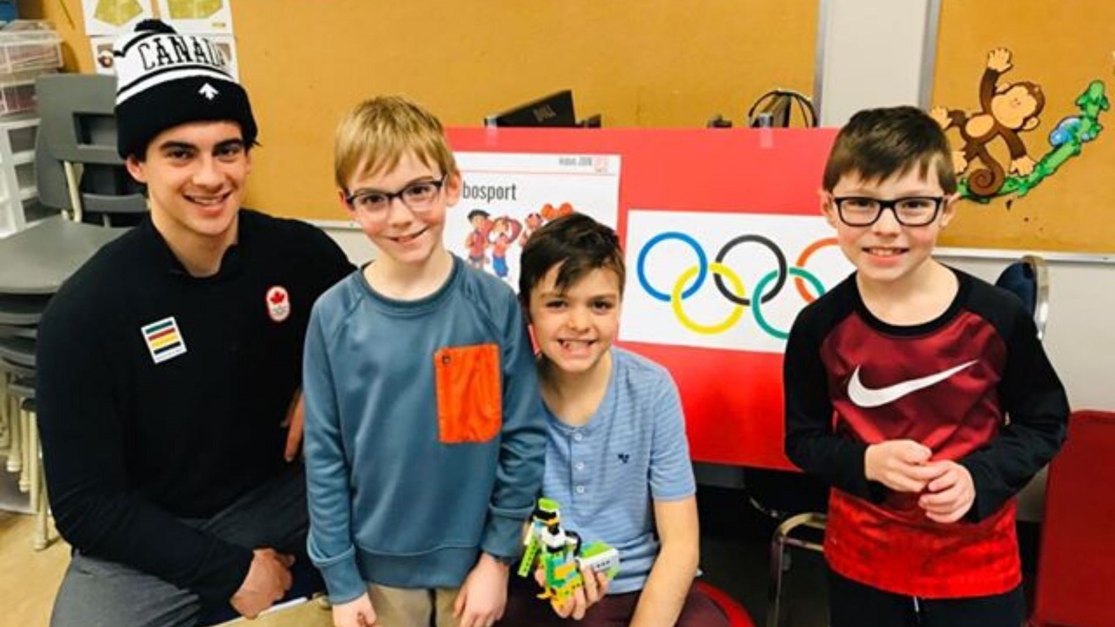 Eliot Grondin rend visite à des élèves de l'école Maribel