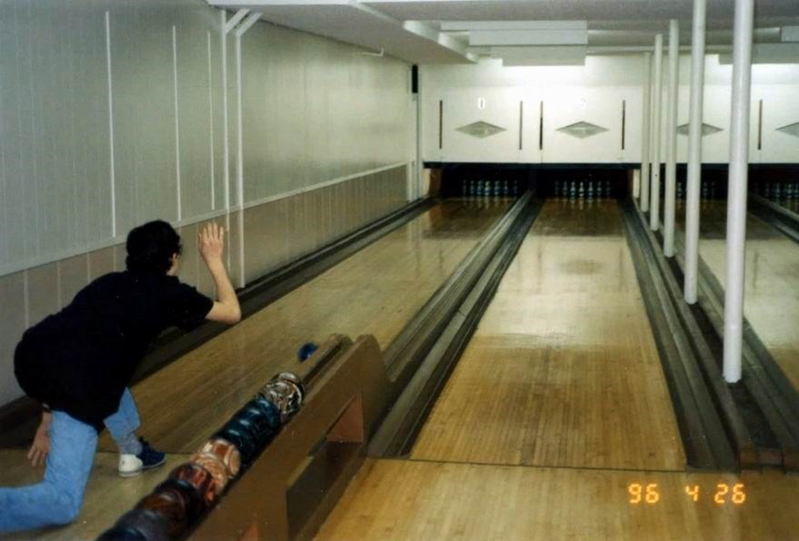 Normand De Lessard présente des souvenirs de la salle de quilles Morin de Saint-Georges Ouest