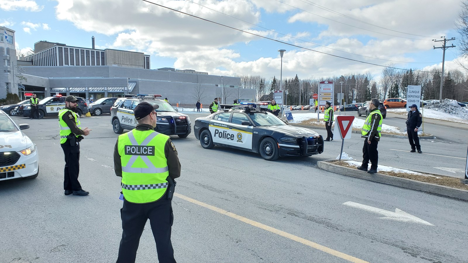 Une haie d'honneur pour le personnel de l'Hôpital de Saint-Georges