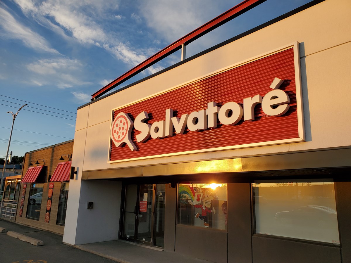 les commerces de St-Georges un soir d'été 