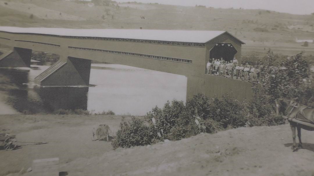 Normand De Lessard présente le pont couvert Perreault de Notre-Dame-des-Pins