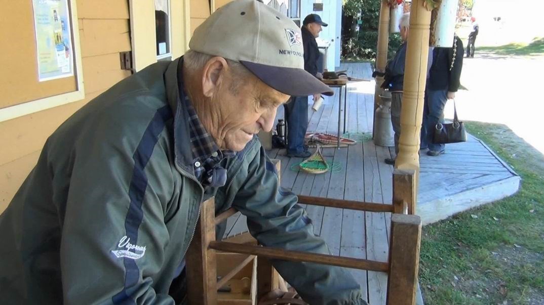 Normand De Lessard présente l'artisan M. Raymond Nadeau 