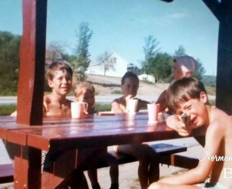 Normand De Lessard présente des souvenirs du Resto chez Lorraine de Beauceville