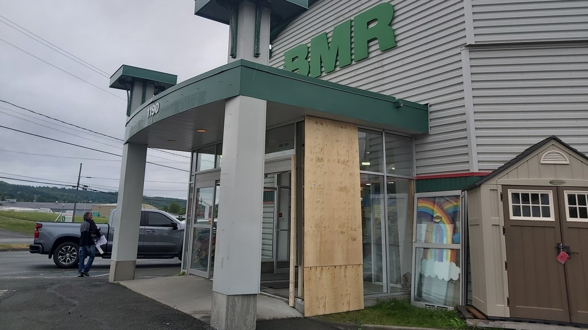 Une voiture percute le BMR à Saint-Joseph