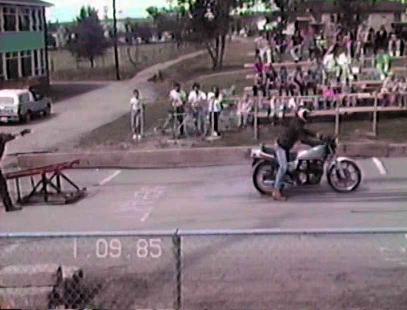 Normand De Lessard présente des tires de motos à Saint-Côme en 1985