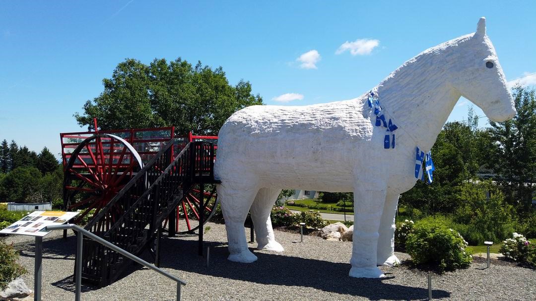 Normand DeLessard présente le cheval à Méo de Saint-Séverin