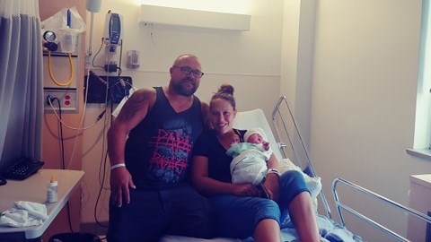 Elle accouche de sa fille à la maison