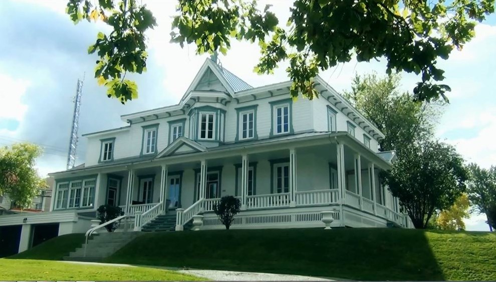 Normand DeLessard présente une visite du presbytère de Saint-Georges-de-Beauce