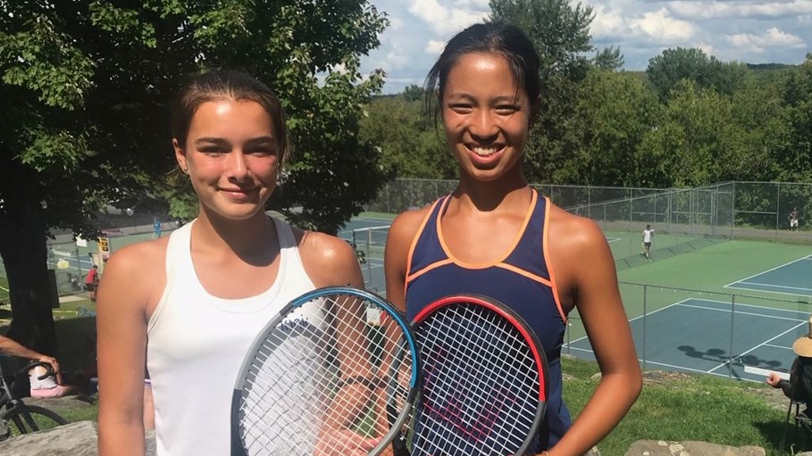 Alizée Poulin et Rosalie Carrier-Dulac en championnat de tennis québécois