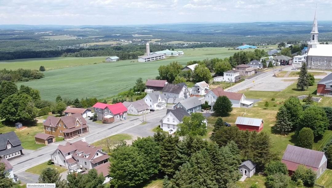 Normand DeLessard présente une vue aérienne de Saint Évariste