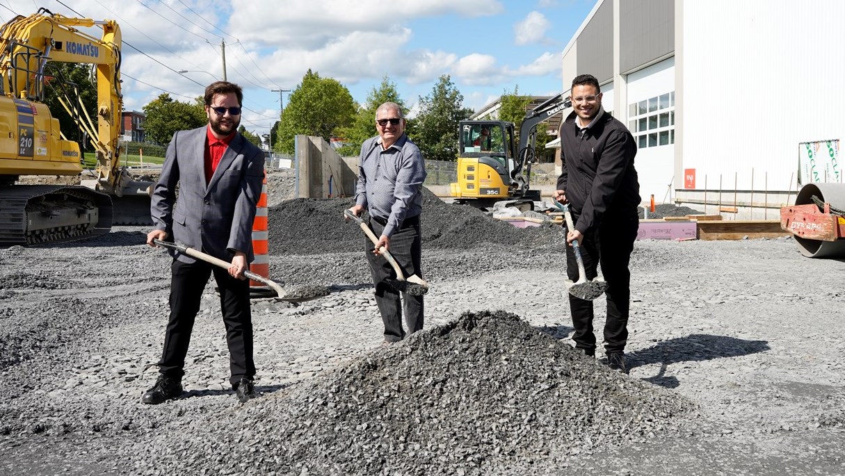 Première pelletée de terre pour le nouveau Centre municipal des loisirs de Saint-Zacharie