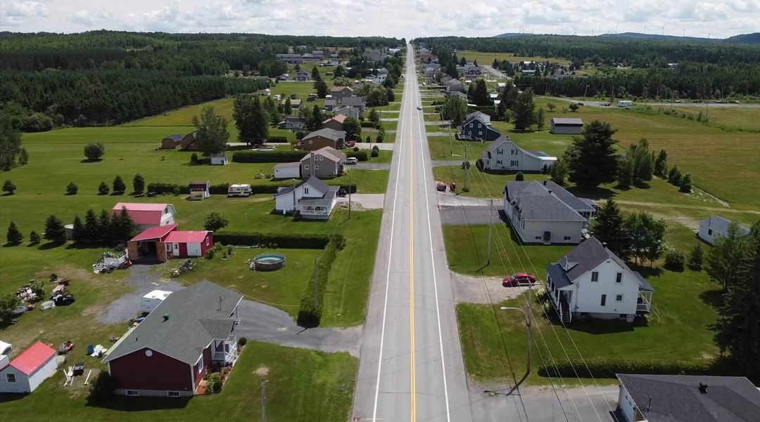 Normand DeLessard présente une vue aérienne de Saint-Robert Bellarmin 