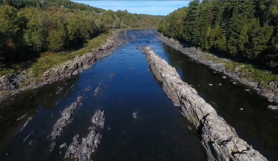 Normand DeLessard présente les Rapides du diable de Beauceville vues du ciel