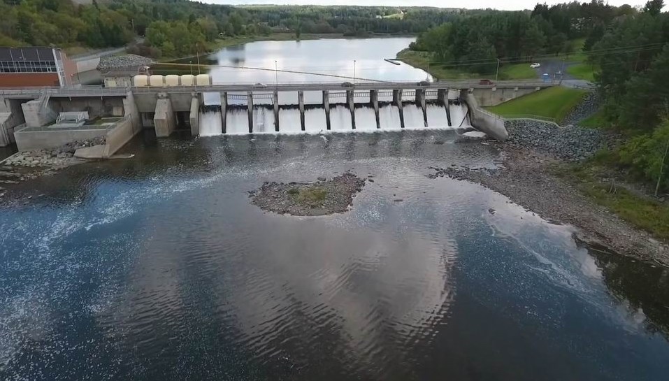 Normand DeLessard présente une vue aérienne du barrage Sartigan 