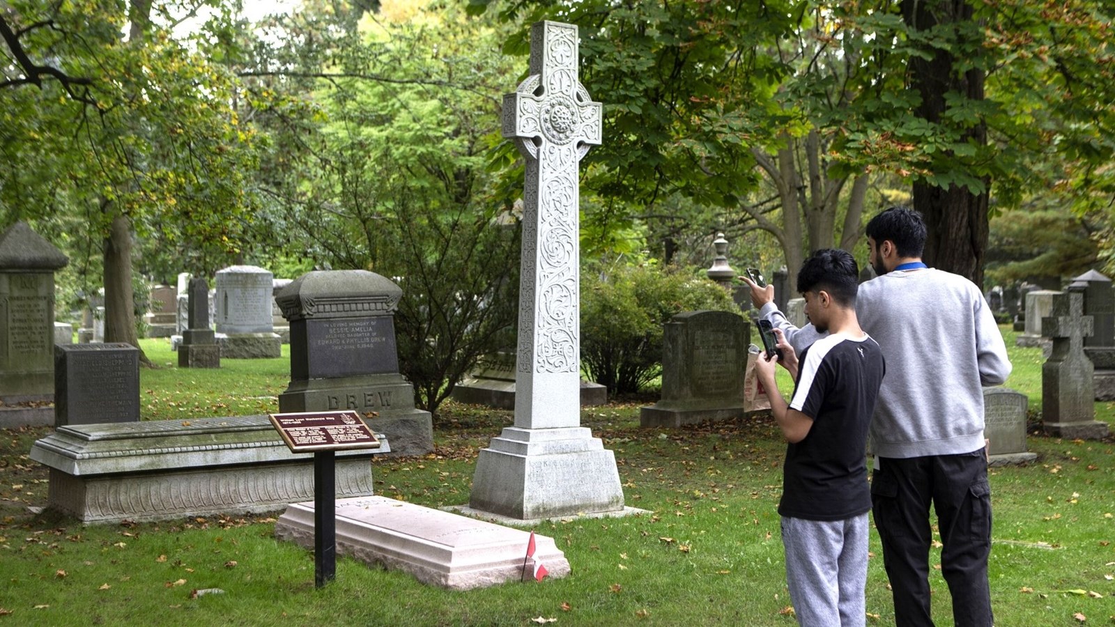 Récrire les textes sur les pierres tombales des premiers ministres