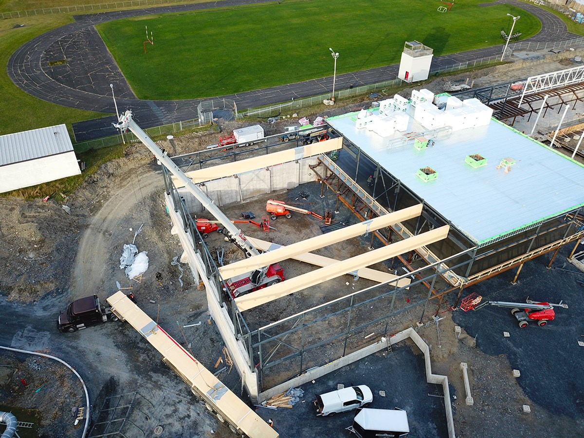 Livraison des poutres lamellées collées au Complexe multisport