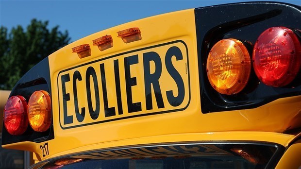 COVID-19: onze cas dans huit écoles