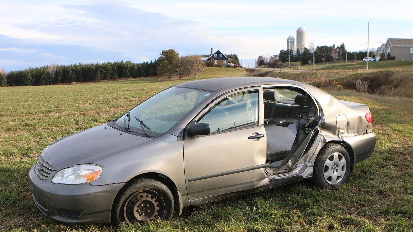Une voiture a percuté un garde-fou à Tring-Jonction