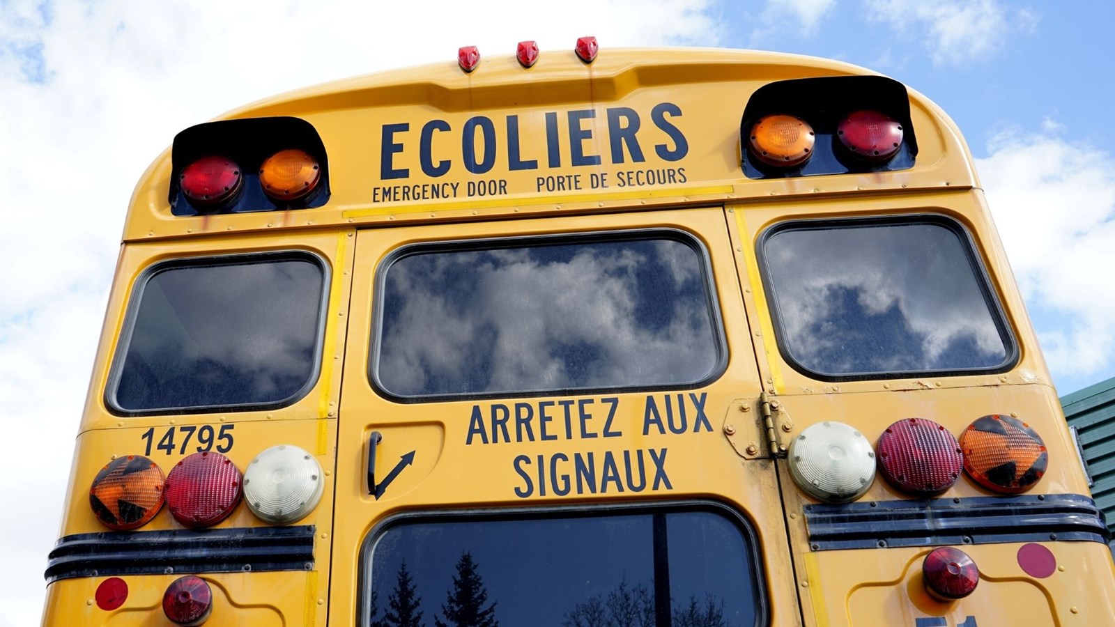 COVID-19 : dix nouveaux cas dans les écoles