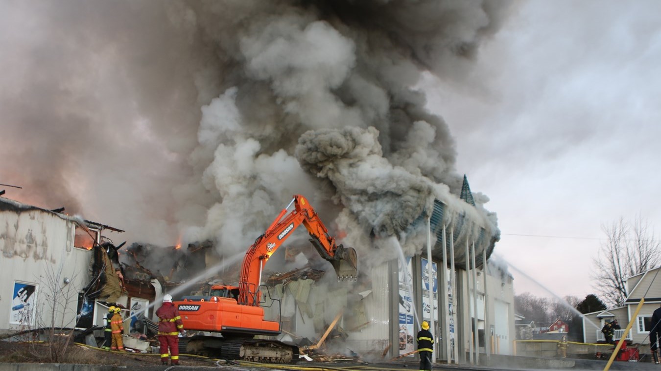 Incendie chez Usinage Xpress: le feu aurait pris naissance dans la chambre à peinture