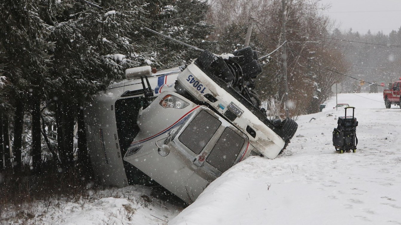 Camion remorque renversé: le chauffeur s'en tire presqu'indemne