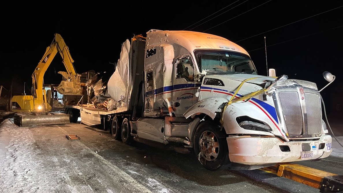 Camion renversé: la route 108 fermée pendant près de 10 heures