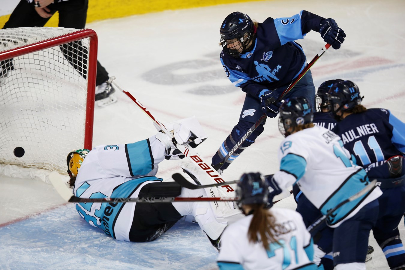 L'équipe féminine de hockey du Canada retranche trois joueuses à sa formation