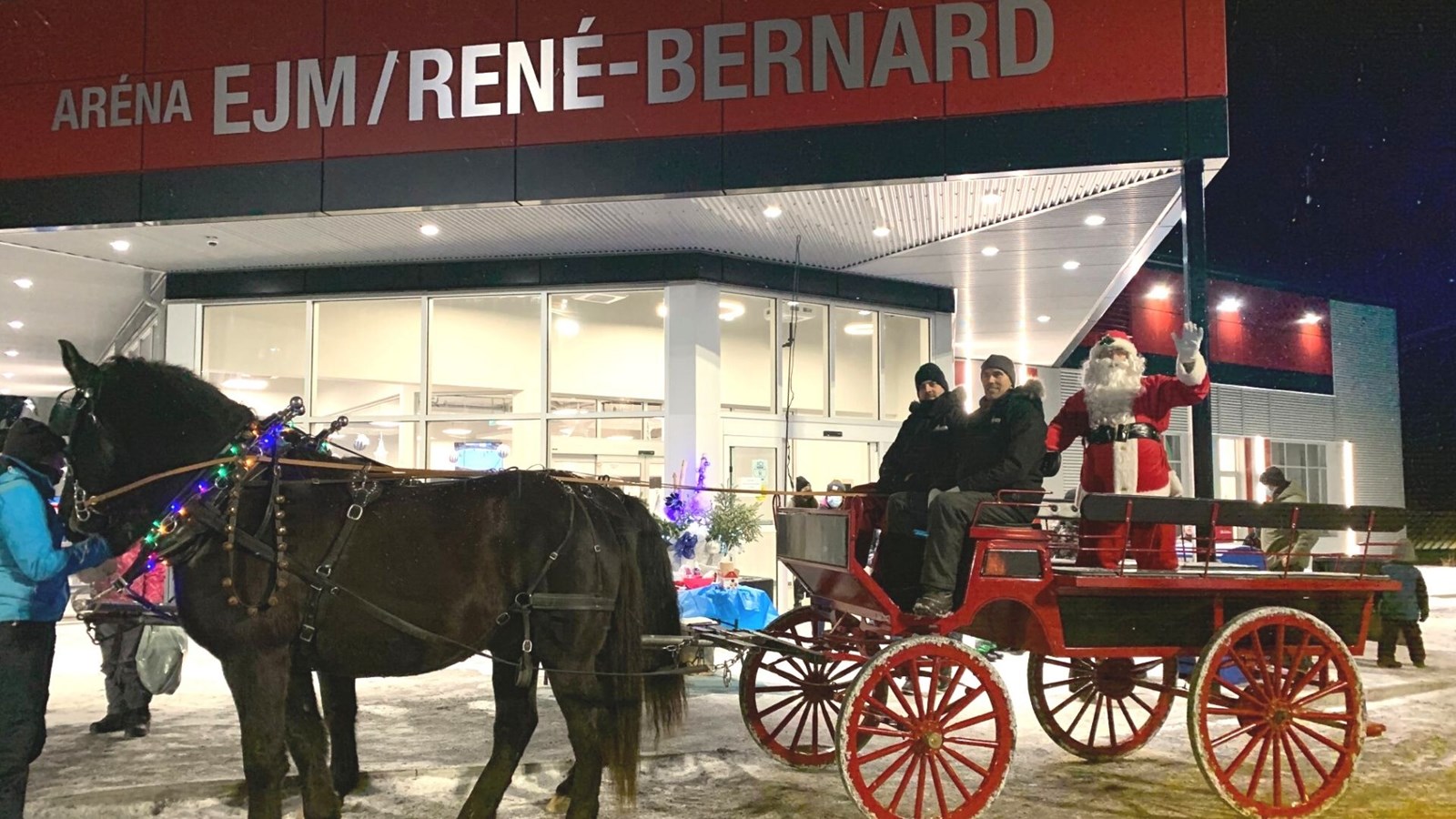 Beauceville: visite du Père Noël au nouvel aréna
