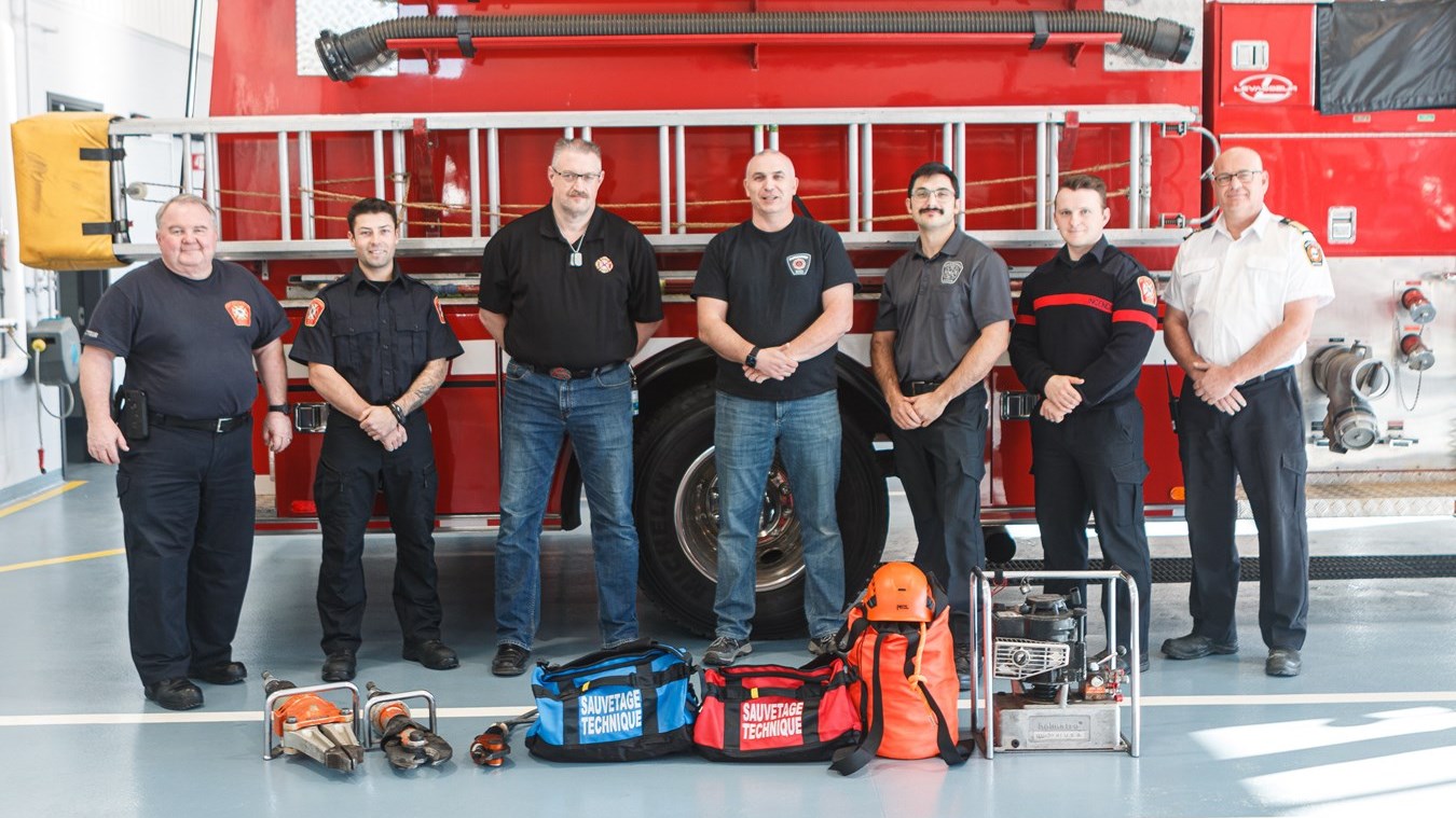 La nouvelle équipe de sauvetage reçoit des pinces de désincarcération