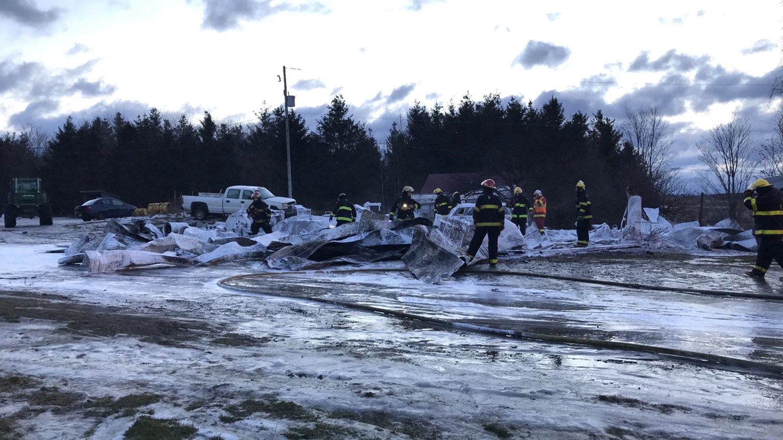Garage résidentiel rasé par les flammes
