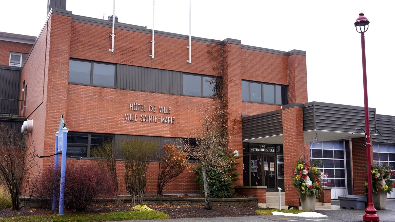 Sainte-Marie ferme son hôtel de ville au public