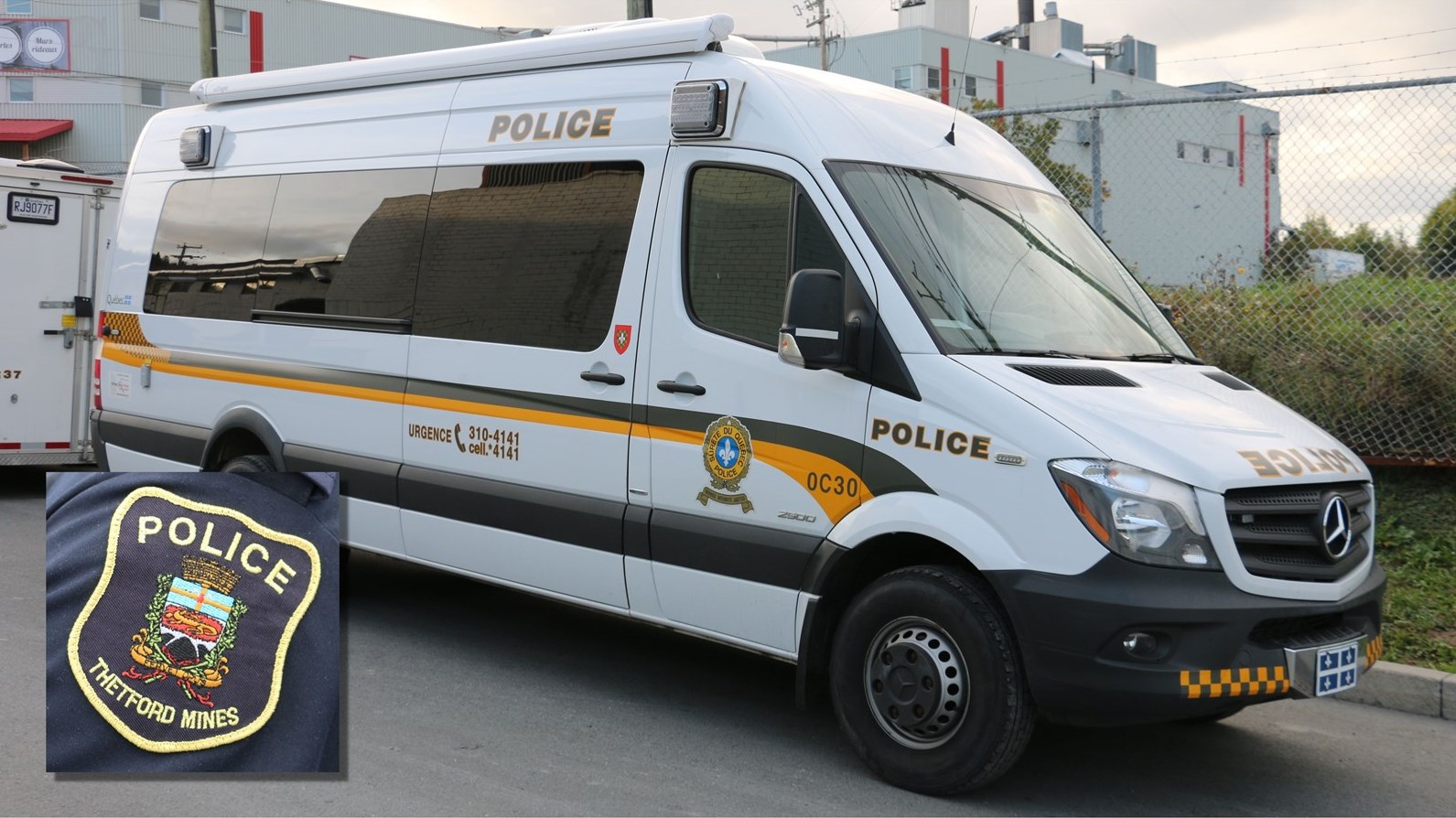 La police établit un poste de commandement 