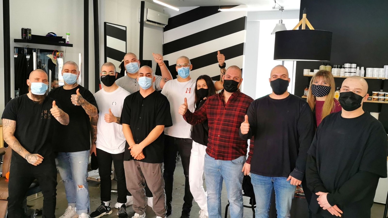 Un défi des têtes rasées en soutien au Marine Brandon Paquet