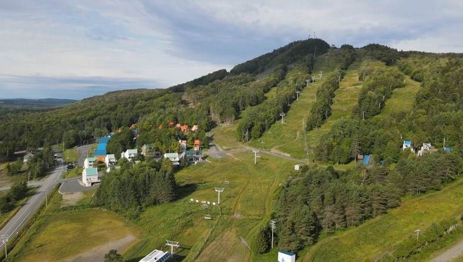 Normand DeLessard présente une vue aérienne du Mont-Orignal en été
