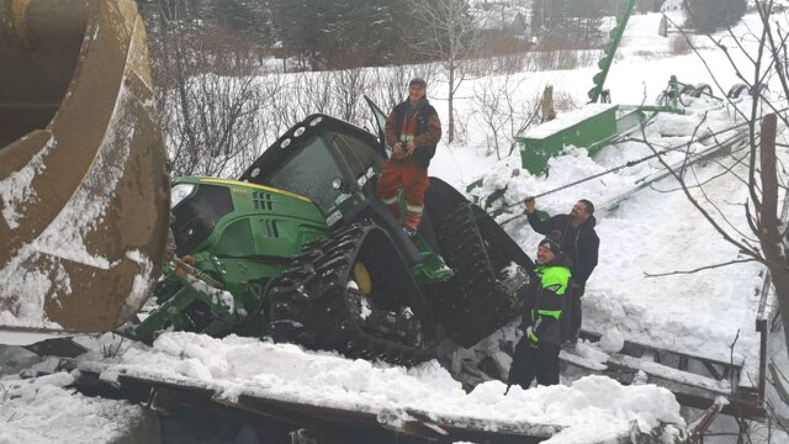 Un pont cède sous le poids d'une déneigeuse sur un sentier de motoneige