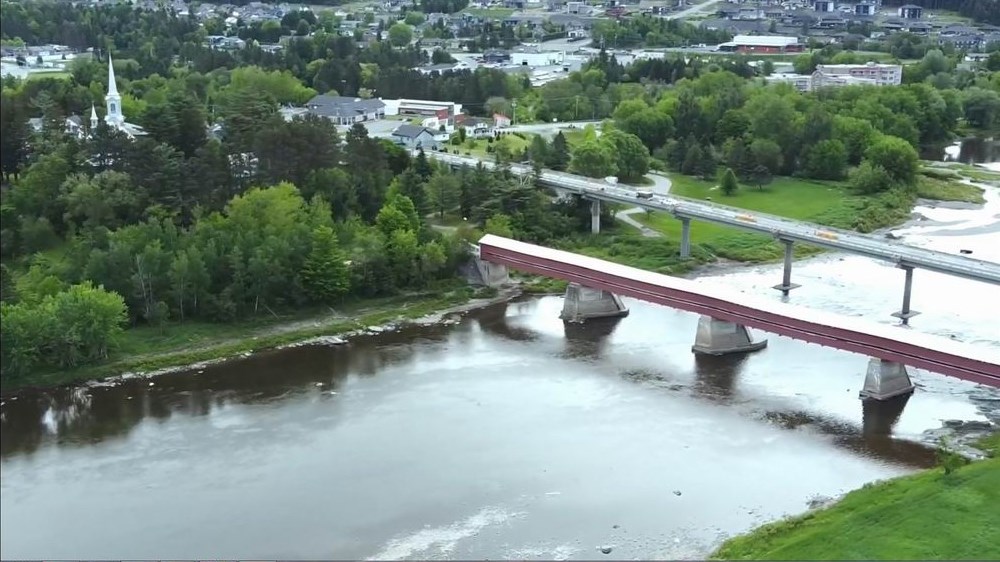 Normand DeLessard présente une vue aérienne de Notre-Dame-des-Pins 