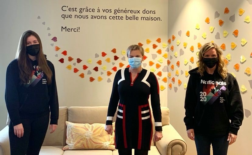 De jeunes athlètes de volleyball remettent 1 510$ à la Fondation Catherine de Longpré