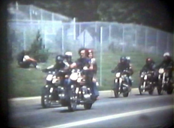 Normand DeLessard présente la parade de motos des Métêques en 1977