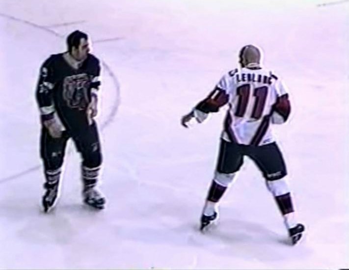 Normand DeLessard présente les meilleurs combats du club de hockey le Garaga